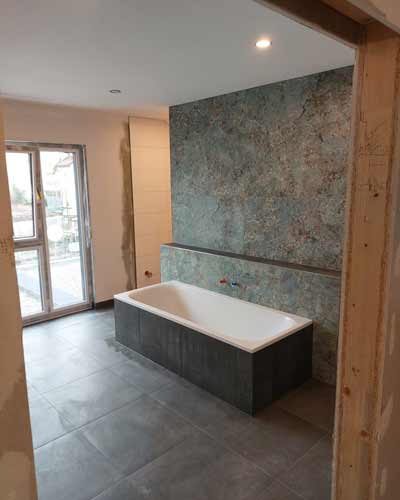 Badewanne, Badfliesen und Badezimmer Wandfliesen bei Steißlingen